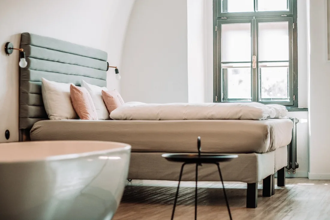 Ein helles Hotelzimmer