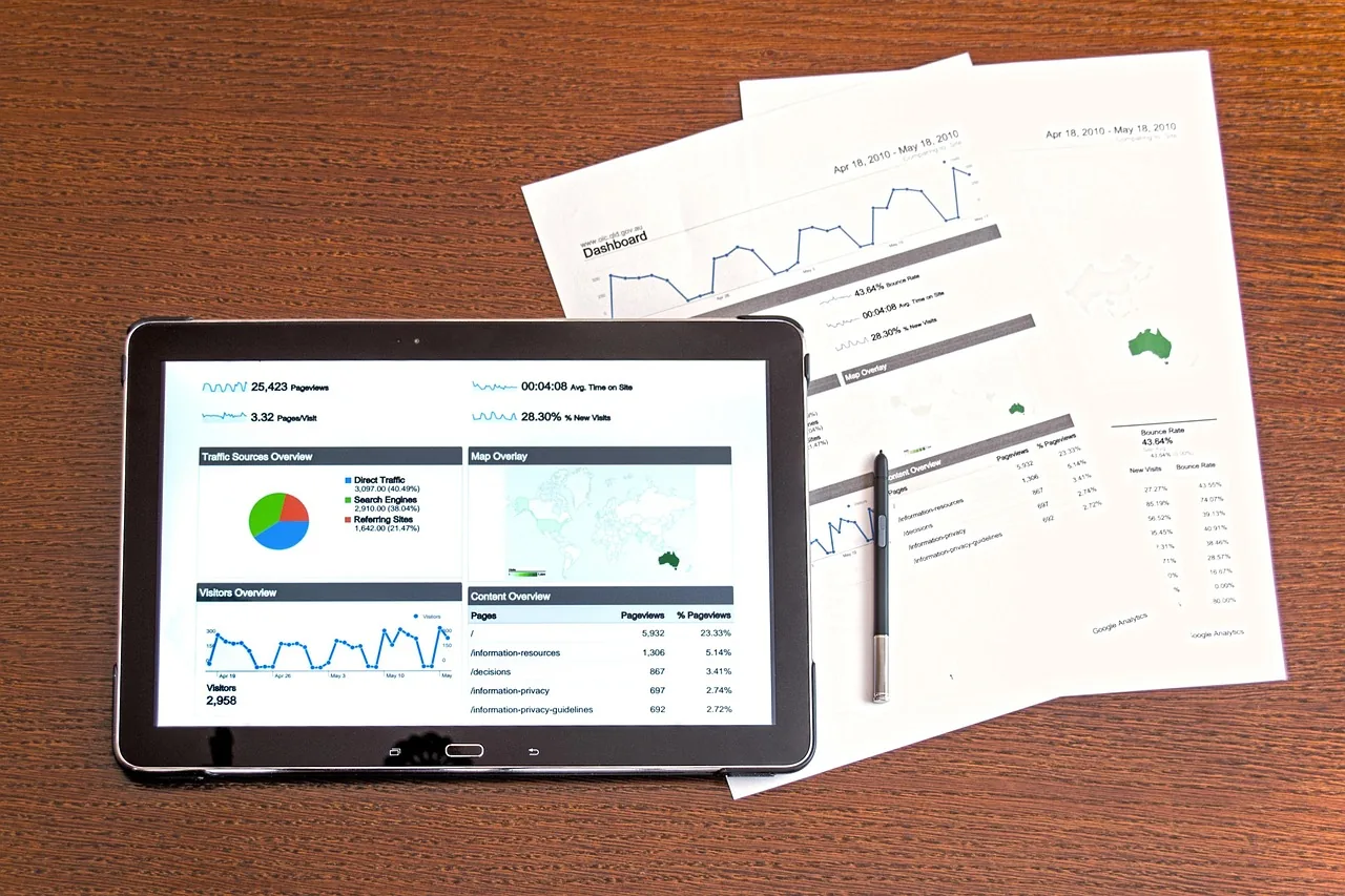 Informe de análisis en una tableta con gráficos impresos