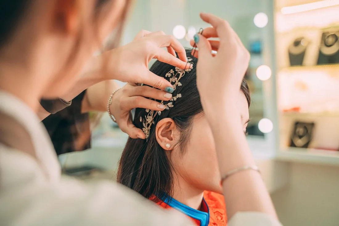 Eine Friseurin frisiert eine Kundin