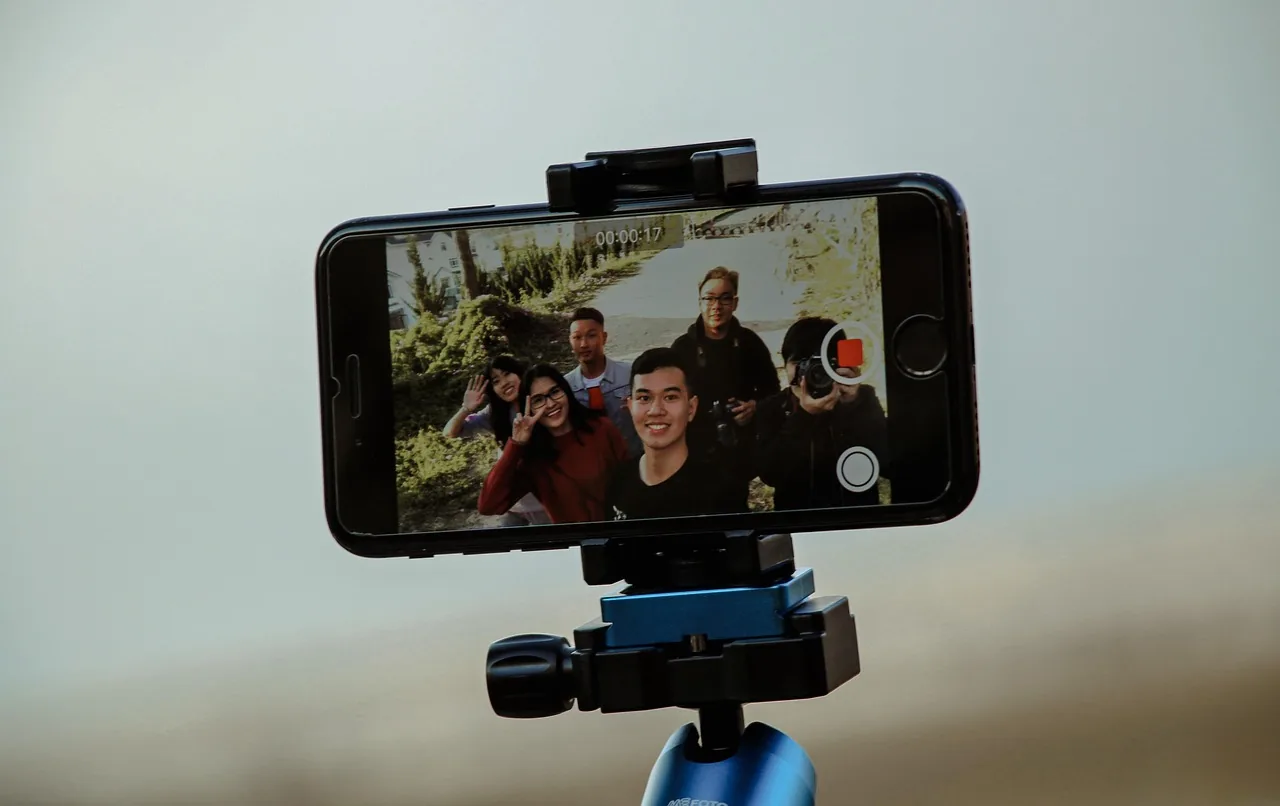 Móvil sobre un trípode grabando un vídeo