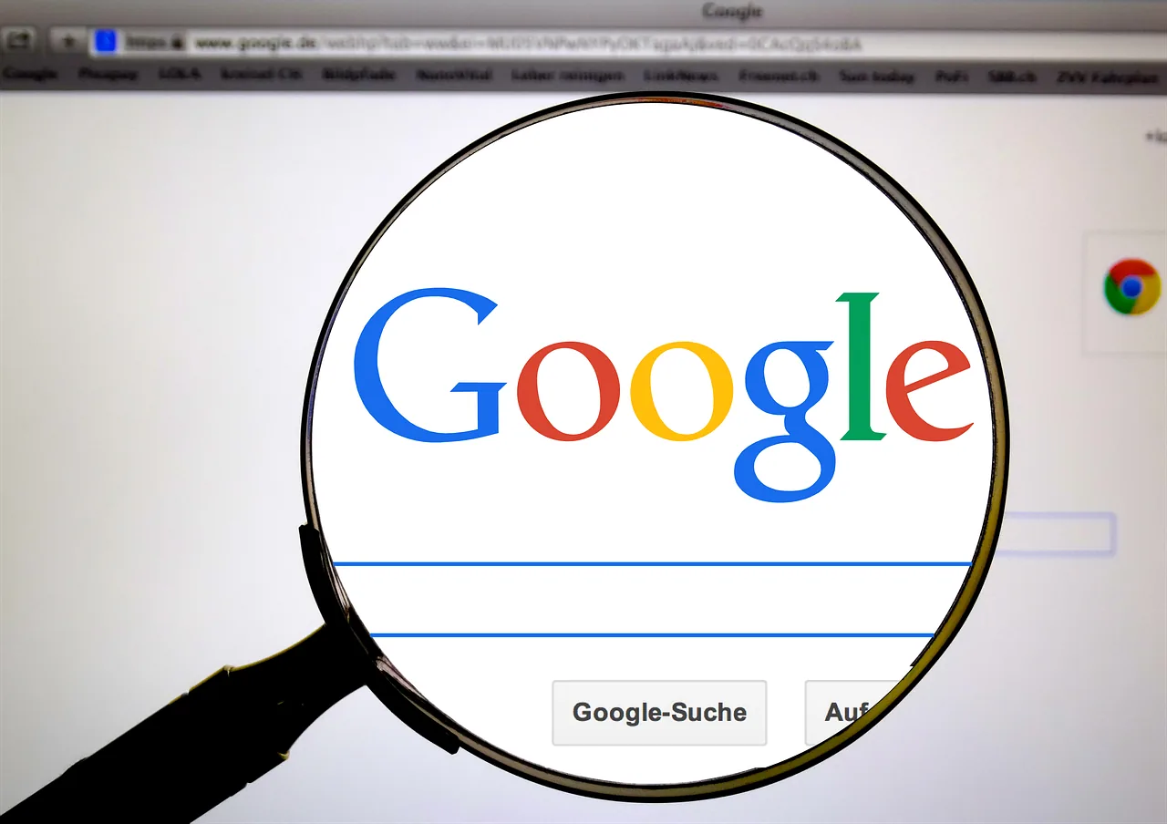 Google arama kutusunun üzerinde büyüteç
