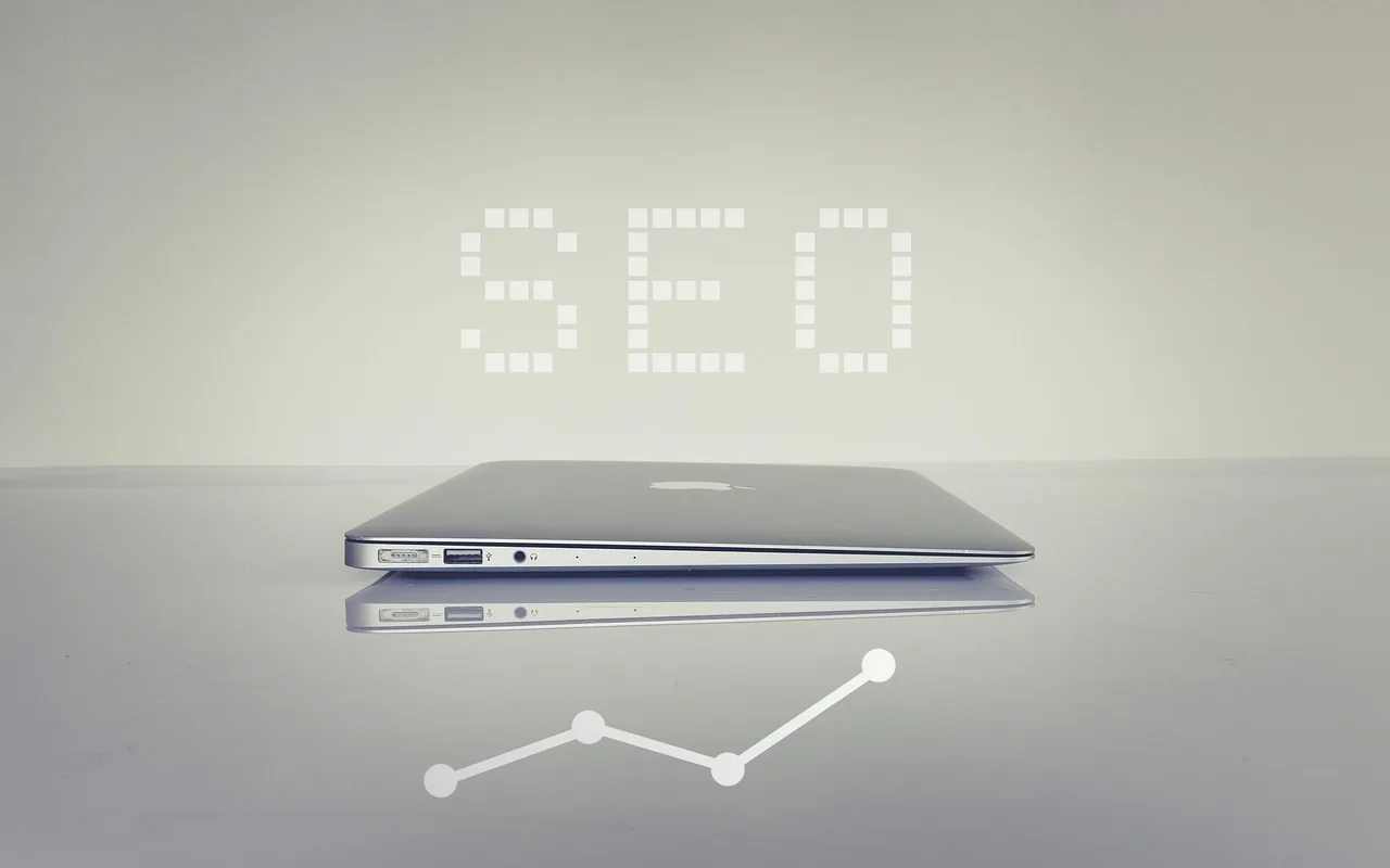 Google SEO puanını yükseltmek için dizüstü ve büyüme grafiği
