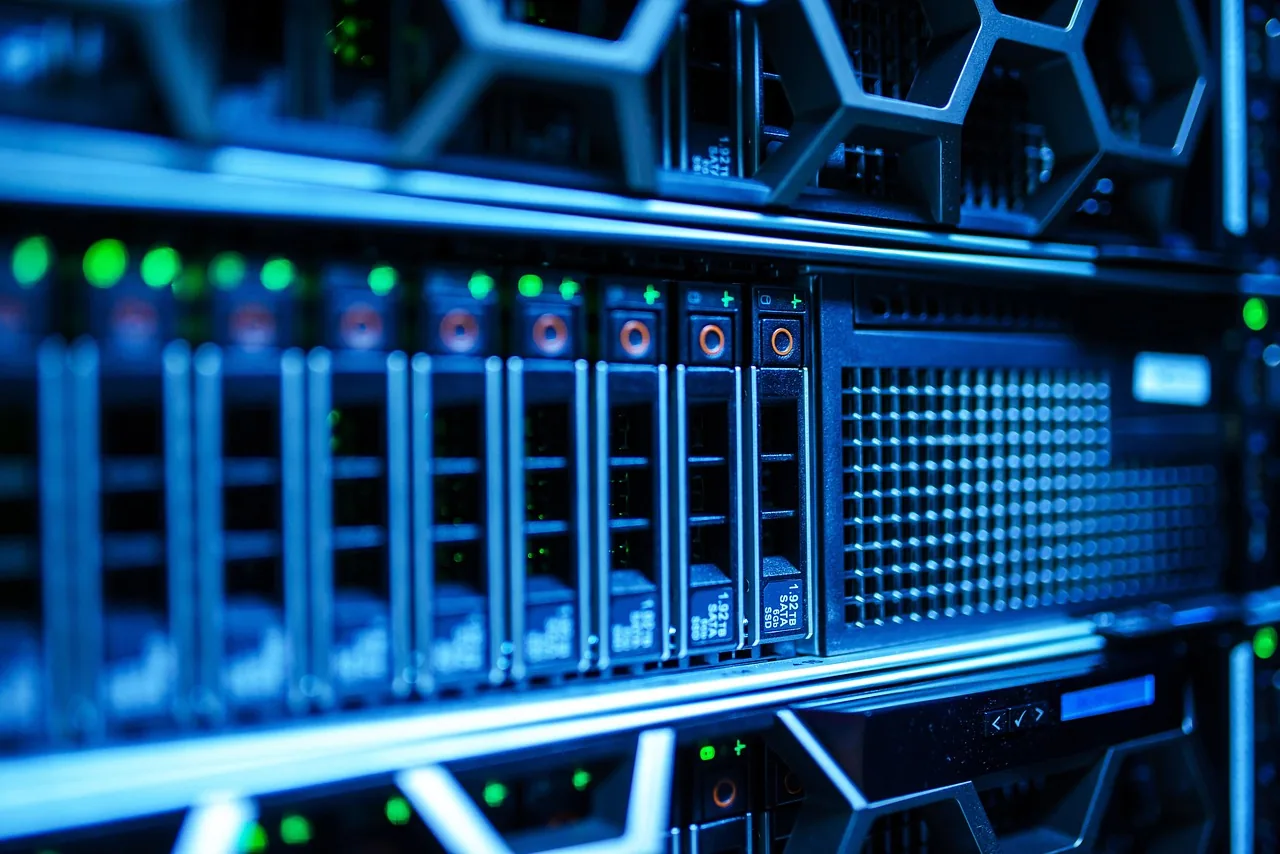 Site kapandığında yedekten çalışan sunucu donanımı